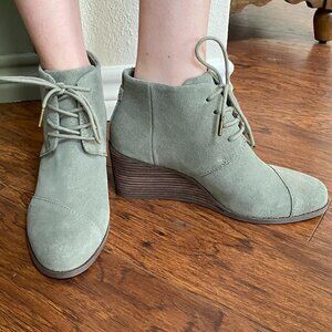 TOMS Women's Vetiver Grey Suede Hyde Lace Up Wedge Booties Size 7.5